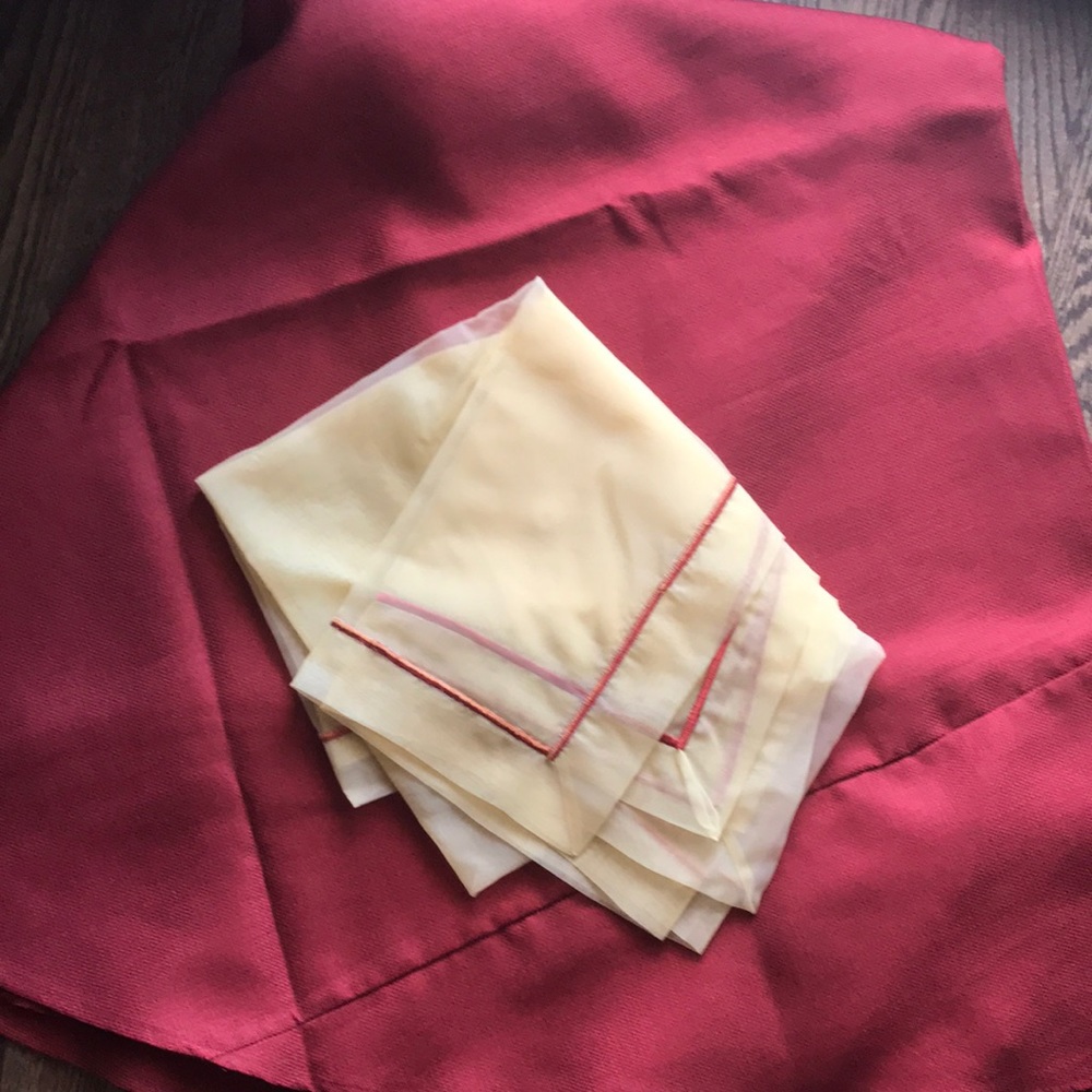 Southern Living Evanston table cloth & topper set